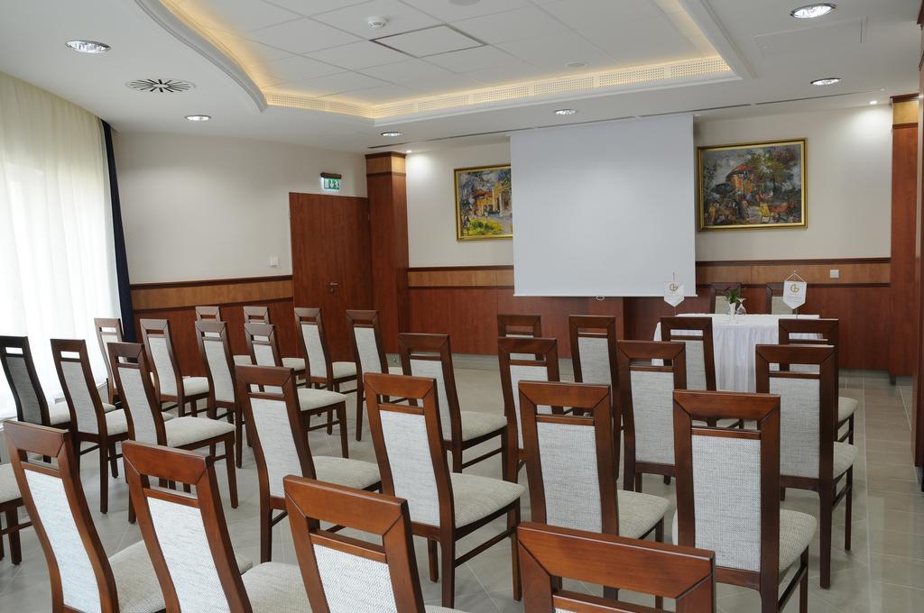 Garden Hotel Wellness és Konferencia Szolnok Extérieur photo